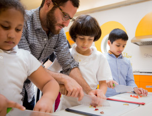 kitchen_knife_cutting_students_teaching_lesson