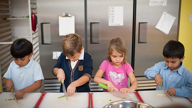 kitchen_students_cutting_cooking